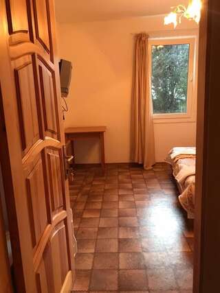 Гостиница Гостевой дом Ливадия Ливадия Двухместный номер с 2 отдельными кроватями и общей ванной комнатой-2